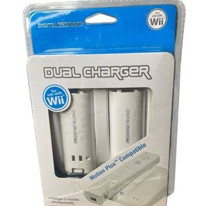 White Dual Charger for 2 Wii Remotes and battery packs